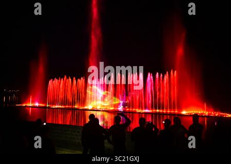 10 avril 2019 - Cachemire, J&K, Inde - on voit des résidents regarder la première fontaine musicale et spectacle laser à Srinagar, au Cachemire..le spectacle de fontaine musicale et laser a été ouvert aujourd'hui sur les rives du lac Dal à Srinagar. L'installation est venue au prix de Rs 6 crores. L’entrée au spectacle sera gratuite pour les 15 prochains jours, ont déclaré les responsables. (Crédit image : © Saqib Majeed/SOPA images via ZUMA Wire) Banque D'Images
