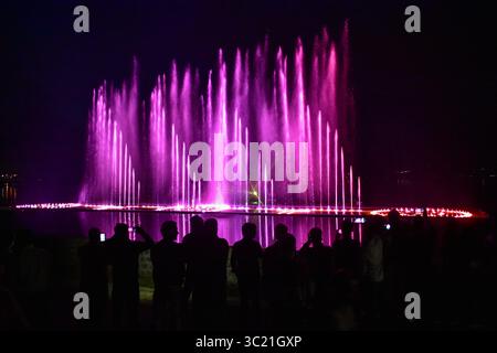 10 avril 2019 - Cachemire, J&K, Inde - on voit des résidents regarder la première fontaine musicale et spectacle laser à Srinagar, au Cachemire..le spectacle de fontaine musicale et laser a été ouvert aujourd'hui sur les rives du lac Dal à Srinagar. L'installation est venue au prix de Rs 6 crores. L’entrée au spectacle sera gratuite pour les 15 prochains jours, ont déclaré les responsables. (Crédit image : © Saqib Majeed/SOPA images via ZUMA Wire) Banque D'Images