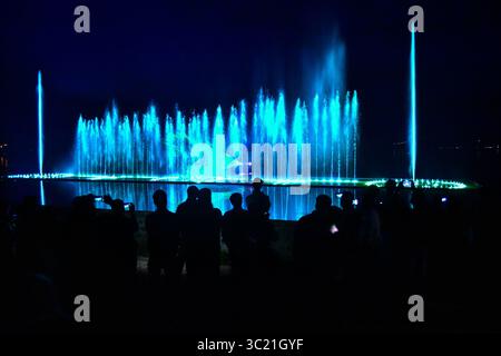10 avril 2019 - Cachemire, J&K, Inde - on voit des résidents regarder la première fontaine musicale et spectacle laser à Srinagar, au Cachemire..le spectacle de fontaine musicale et laser a été ouvert aujourd'hui sur les rives du lac Dal à Srinagar. L'installation est venue au prix de Rs 6 crores. L’entrée au spectacle sera gratuite pour les 15 prochains jours, ont déclaré les responsables. (Crédit image : © Saqib Majeed/SOPA images via ZUMA Wire) Banque D'Images