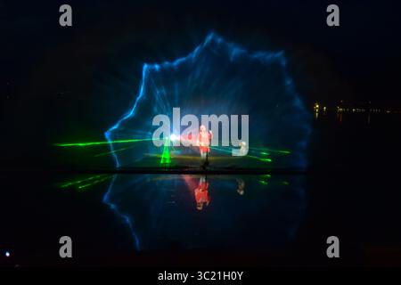 10 avril 2019 - Cachemire, J&K, Inde - Une vue générale de la fontaine d'eau musicale illuminée à Srinagar, au Cachemire..le spectacle de la fontaine musicale et du laser a été ouvert aujourd'hui sur les rives du lac Dal à Srinagar. L'installation est venue au prix de Rs 6 crores. L’entrée au spectacle sera gratuite pour les 15 prochains jours, ont déclaré les responsables. (Crédit image : © Saqib Majeed/SOPA images via ZUMA Wire) Banque D'Images