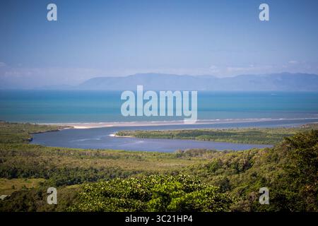 1 juillet 2016 - la vue depuis le belvédère du mont Alexandra dans la région de Daintree vers la Grande barrière de corail et la mer de Corail par une journée d'hiver ensoleillée dans le Queensland, en Australie (crédit image : © Chris Putnam/ZUMA Wire) Banque D'Images