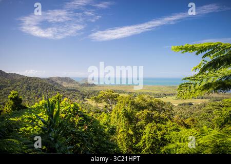 1 juillet 2016 - la vue depuis le belvédère du mont Alexandra dans la région de Daintree vers la Grande barrière de corail et la mer de Corail par une journée d'hiver ensoleillée dans le Queensland, en Australie (crédit image : © Chris Putnam/ZUMA Wire) Banque D'Images