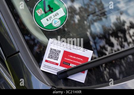 Ticket de stationnement sur une voiture, mal garée, les résidents stationnant sans permis de stationnement, notification du bureau de l'ordre public, l'infraction peut être rea Banque D'Images