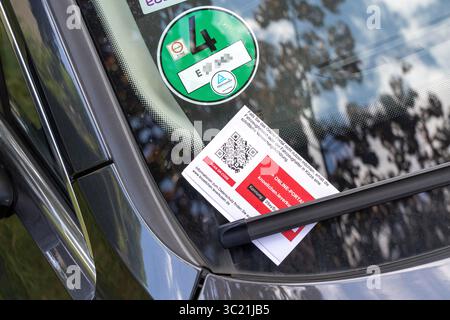 Ticket de stationnement sur une voiture, mal garée, les résidents stationnant sans permis de stationnement, notification du bureau de l'ordre public, l'infraction peut être rea Banque D'Images