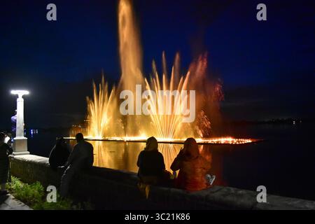 10 avril 2019 - Cachemire, J&K, Inde - on voit des résidents regarder la première fontaine musicale et spectacle laser à Srinagar, au Cachemire..le spectacle de fontaine musicale et laser a été ouvert aujourd'hui sur les rives du lac Dal à Srinagar. L'installation est venue au prix de Rs 6 crores. L’entrée au spectacle sera gratuite pour les 15 prochains jours, ont déclaré les responsables. (Crédit image : © Saqib Majeed/SOPA images via ZUMA Wire) Banque D'Images