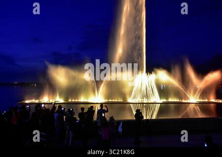 10 avril 2019 - Cachemire, J&K, Inde - on voit des résidents regarder la première fontaine musicale et spectacle laser à Srinagar, au Cachemire..le spectacle de fontaine musicale et laser a été ouvert aujourd'hui sur les rives du lac Dal à Srinagar. L'installation est venue au prix de Rs 6 crores. L’entrée au spectacle sera gratuite pour les 15 prochains jours, ont déclaré les responsables. (Crédit image : © Saqib Majeed/SOPA images via ZUMA Wire) Banque D'Images