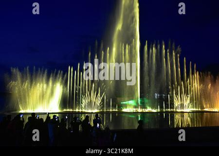10 avril 2019 - Cachemire, J&K, Inde - on voit des résidents regarder la première fontaine musicale et spectacle laser à Srinagar, au Cachemire..le spectacle de fontaine musicale et laser a été ouvert aujourd'hui sur les rives du lac Dal à Srinagar. L'installation est venue au prix de Rs 6 crores. L’entrée au spectacle sera gratuite pour les 15 prochains jours, ont déclaré les responsables. (Crédit image : © Saqib Majeed/SOPA images via ZUMA Wire) Banque D'Images