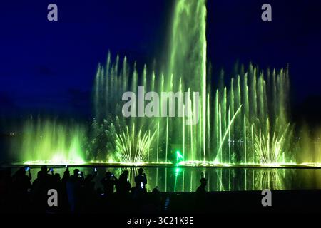 10 avril 2019 - Cachemire, J&K, Inde - on voit des résidents regarder la première fontaine musicale et spectacle laser à Srinagar, au Cachemire..le spectacle de fontaine musicale et laser a été ouvert aujourd'hui sur les rives du lac Dal à Srinagar. L'installation est venue au prix de Rs 6 crores. L’entrée au spectacle sera gratuite pour les 15 prochains jours, ont déclaré les responsables. (Crédit image : © Saqib Majeed/SOPA images via ZUMA Wire) Banque D'Images