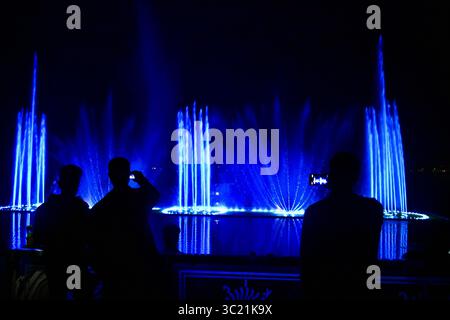 10 avril 2019 - Cachemire, J&K, Inde - on voit des résidents regarder la première fontaine musicale et spectacle laser à Srinagar, au Cachemire..le spectacle de fontaine musicale et laser a été ouvert aujourd'hui sur les rives du lac Dal à Srinagar. L'installation est venue au prix de Rs 6 crores. L’entrée au spectacle sera gratuite pour les 15 prochains jours, ont déclaré les responsables. (Crédit image : © Saqib Majeed/SOPA images via ZUMA Wire) Banque D'Images
