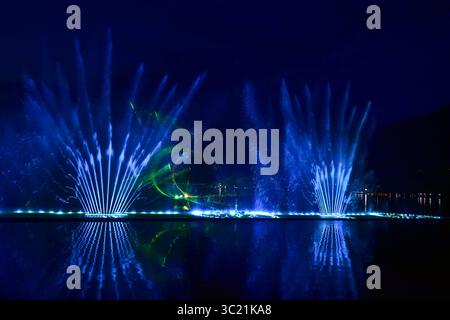 10 avril 2019 - Cachemire, J&K, Inde - Une vue générale de la fontaine d'eau musicale illuminée à Srinagar, au Cachemire..le spectacle de la fontaine musicale et du laser a été ouvert aujourd'hui sur les rives du lac Dal à Srinagar. L'installation est venue au prix de Rs 6 crores. L’entrée au spectacle sera gratuite pour les 15 prochains jours, ont déclaré les responsables. (Crédit image : © Saqib Majeed/SOPA images via ZUMA Wire) Banque D'Images