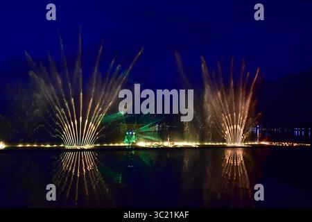 10 avril 2019 - Cachemire, J&K, Inde - Une vue générale de la fontaine d'eau musicale illuminée à Srinagar, au Cachemire..le spectacle de la fontaine musicale et du laser a été ouvert aujourd'hui sur les rives du lac Dal à Srinagar. L'installation est venue au prix de Rs 6 crores. L’entrée au spectacle sera gratuite pour les 15 prochains jours, ont déclaré les responsables. (Crédit image : © Saqib Majeed/SOPA images via ZUMA Wire) Banque D'Images