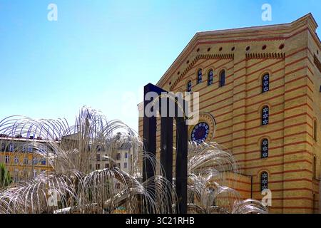 Tree of Life Memorial une sculpture pleureuse de saule dans le jardin commémoratif Raoul Wallenberg à la synagogue de la rue Dohány alias Grande synagogue, Budapest, Hongrie Banque D'Images