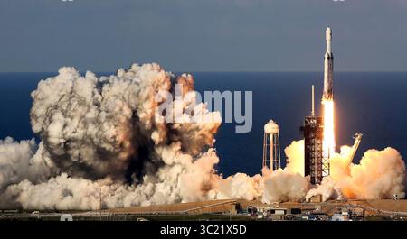 11 avril 2019 - Kennedy Space Center, FL, États-Unis - la fusée SpaceX Falcon Heavy décolle du complexe de lancement 39-A au Kennedy Space Center, Floride, le jeudi 11 avril 2019. Le Falcon Heavy transportait le satellite Arabsat-6A qui a ensuite été déployé avec succès. (Crédit image : © TNS via ZUMA Wire) Banque D'Images