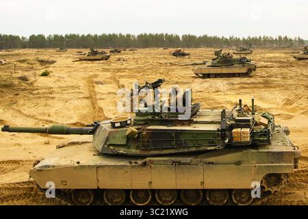 29 mars 2019 - Drawsko Pomorskie, Pologne - les soldats du 1er bataillon, 35e régiment blindé, 2e équipe de combat de la brigade blindée, 1re division blindée à Fort Bliss, Texas, assument une position défensive avec les chars M1 Abrams lors d'un exercice de tir réel dans la zone d'entraînement Drasko Pomorskie à Drawsko Promorskie, Pologne, Mar. 29. (Crédit image : © U.S. Army/ZUMA Wire/ZUMAPRESS.com) Banque D'Images