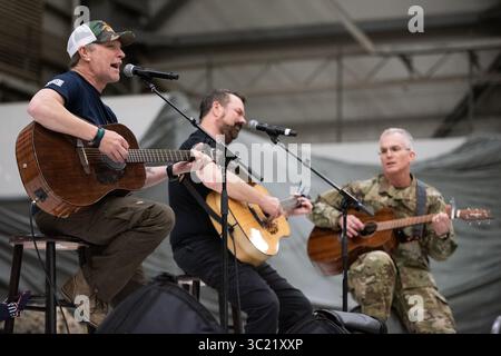 31 mars 2019 - Bagram Airfield, Parwan Province, AFG - les artistes et les athlètes répondent aux questions et interagissent avec le public lors d'un spectacle USO à Bagram Airfield, Afghanistan ; la deuxième étape du Vice Chairmanâ€™s USO Tour annuel, le 31 mars 2019. L'artiste de musique country Craig Morgan, le célèbre chef Robert Irvine, le Hall of Famer de l'UFC BJ Penn, l'ancien champion poids moyen de l'UFC Chris Weidman, l'artiste martial mixte professionnel Felice Herrig, le double champion de la MLB World Series Shane Victorino et la surfeuse professionnelle Makua Rothman ont rejoint Air Force Gen. Paul J. Selva, vice-président du joint Chi Banque D'Images