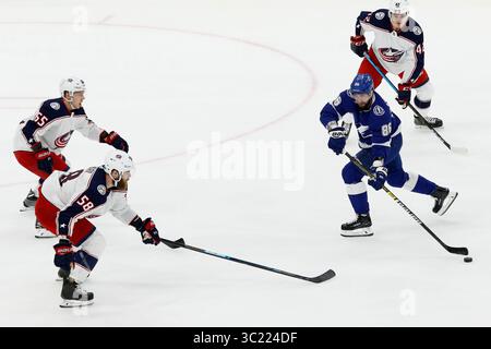12 avril 2019 : Nikita Kucherov (86), aile droite du Lightning de Tampa Bay, semble passer alors que Markus Nutivaara (65), défenseur des Blue Jackets de Columbus, et David Savard (58), défenseur des Blue Jackets de Columbus, comblent l'écart lors du deuxième match de la première ronde des séries éliminatoires de la LNH entre les Blue Jackets de Columbus et le Lightning de Tampa Bay, qui s'est tenu à l'Amalie Arena de Tampa, en Floride. Andrew J. Kramer/Cal Sport Media(crédit image : &copy ; Andrew J. Kramer/CSM via ZUMA Wire) Banque D'Images