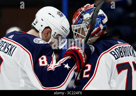 12 avril 2019 : le défenseur des Blue Jackets de Columbus, Zach Werenski (8 ans), embrasse le gardien des Blue Jackets de Columbus Sergei Bobrovsky (72 ans) après le deuxième match de la première ronde des séries éliminatoires de la LNH entre les Blue Jackets de Columbus et le Lightning de Tampa Bay qui s'est tenu à l'Amalie Arena de Tampa, en Floride. Andrew J. Kramer/Cal Sport Media(crédit image : &copy ; Andrew J. Kramer/CSM via ZUMA Wire) Banque D'Images