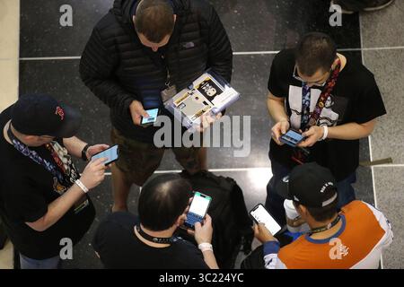 12 avril 2019 - Chicago, il, États-Unis - les fans de Star Wars regardent leurs téléphones cellulaires à la célébration Star Wars, à McCormick place à Chicago, le vendredi 12 avril 2019. (Crédit image : © TNS via ZUMA Wire) Banque D'Images