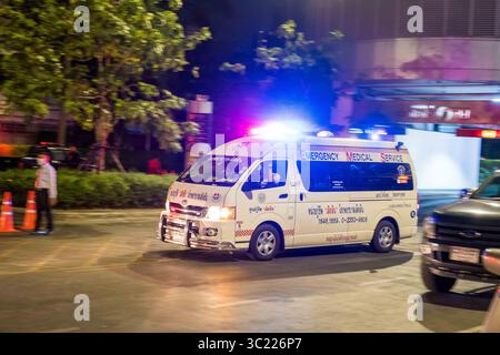 10 avril 2019 - Bangkok, Bangkok, Thaïlande - une ambulance vue arrivant sur les lieux pendant l'incendie... un grand incendie se déclare dans un hôtel et centre commercial de Bangkok. isnâ incendie a éclaté entre 17h et 18h et le nombre de morts, blessés et choses détruites est certain, Central World, Bangkok. (Crédit image : © Lewis Inman/SOPA images via ZUMA Wire) Banque D'Images
