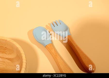 Kit d'alimentation pour bébé en bambou avec ustensiles et bavoirs en silicone – essentiels écologiques pour les repas Banque D'Images