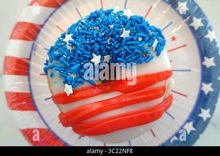 Un beignet décoré comme le drapeau américain pour le 4 juillet Banque D'Images