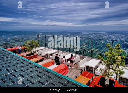Terrasse d'observation dans un restaurant Cebu City sur un sommet de montagne qui offre aux clients une vue impressionnante et large sur la ville et la mer environnante. Banque D'Images