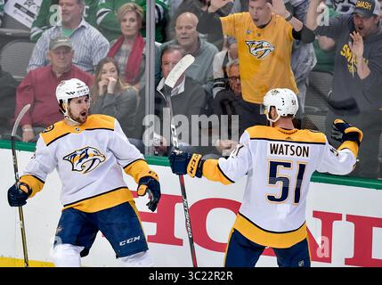Filip Forsberg (9), aile gauche des Predators de Nashville, célèbre Austin Watson (51) avec l’aile gauche des Predators de Nashville après un but éliminatoire lors d’un match des éliminatoires de la LNH entre les Predators de Nashville et les Stars de Dallas de la première ronde, match 3 au American Airlines Center de Dallas, Texas, le 15 avril 2019.(Manny Flores/Cal Sport Media) Banque D'Images