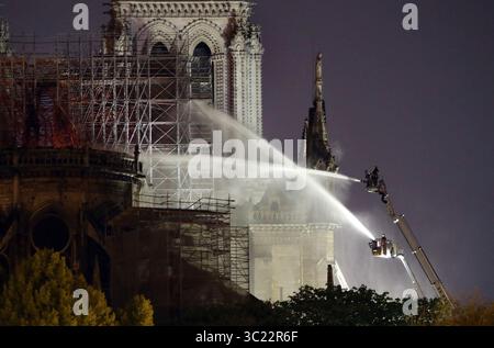 16 avril 2019 - Paris, France - les pompiers luttent pour éteindre un incendie géant qui a englouti la cathédrale notre-Dame. Le président français Macron a promis de reconstruire le bâtiment du XIIIe siècle qui accueille des dizaines de millions de fidèles et de touristes chaque année. (Crédit image : © Judith White/ZUMA Wire) Banque D'Images