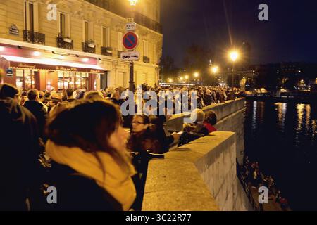 16 avril 2019 - Paris, France - les résidents regardent les pompiers se battre pour éteindre un incendie géant qui a englouti la cathédrale notre-Dame. Le président français Macron a promis de reconstruire le bâtiment du XIIIe siècle qui accueille des dizaines de millions de fidèles et de touristes chaque année. (Crédit image : © Judith White/ZUMA Wire) Banque D'Images