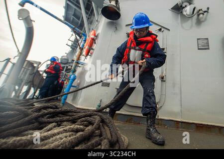 9 avril 2019 - Océan Atlantique - le matelot Khang Ho, originaire d'Austin, Texas, affecté à la division de pont à bord du croiseur à missiles guidés de classe Ticonderoga USS Leyte Gulf (CG 55), ligne de bobines lors d'un ravitaillement en mer (RAS) avec le navire de soutien de combat rapide USNS Arctic (T-AOE-8). Leyte Gulf est en cours dans le cadre du déploiement du Abraham Lincoln Carrier Strike Group (ABECSG) à l’appui des efforts de coopération en matière de sécurité maritime dans les zones de responsabilité des 5e, 6e et 7e flotte des États-Unis. (Crédit image : © US Navy/ZUMA Wire/ZUMAPRESS.com) Banque D'Images