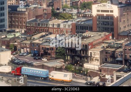 Vue d'archives de 1992 de la région de Back Bay à Boston, Massachusetts. Boylston Street et Auditorium T station en premier plan avec Danker & Donohue parking garage sur Newbury Street en arrière-plan. Banque D'Images