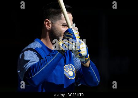 20 avril 2019 : le joueur de terrain Ryan Braun #8 quitte le Milwaukee Brewers avant le match de baseball de la Ligue majeure entre les Brewers de Milwaukee et les Dodgers de Los Angeles au Miller Park à Milwaukee, WISCONSIN. John Fisher/CSM(image de crédit : &copy ; John Fisher/CSM via ZUMA Wire) Banque D'Images
