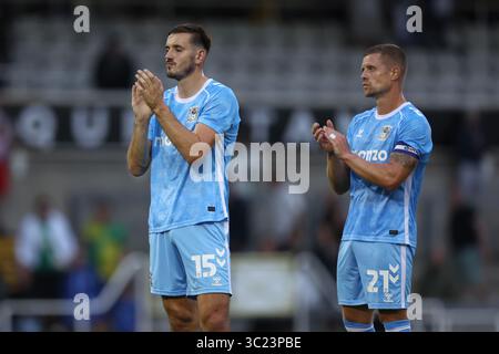Liam Kitching de Coventry City (à gauche) et Jake Bidwell de Coventry City après un match amical de pré-saison au Memorial Stadium de Bristol. Date de la photo : mercredi 23 juillet 2025. Banque D'Images