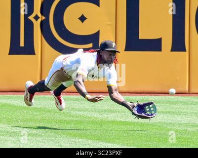Pittsburgh, États-Unis. 23 juillet 2025. Oneil Cruz (15 ans), outfielder des Pirates de Pittsburgh, fait une prise de plongée en huitième manche contre les Tigers de Detroit au PNC Park le mercredi 23 juillet 2025 à Pittsburgh. Photo par Archie Carpenter/UPI crédit : UPI/Alamy Live News Banque D'Images