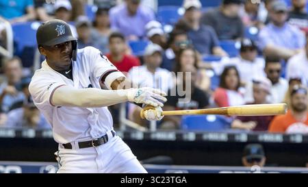 21 avril 2019 - Miami, FL, États-Unis - Lewis Brinson (9), le joueur de l'outfield des Miami Marlins, s'envole sur le terrain droit lors de la septième manche contre les Nationals de Washington, le dimanche 21 avril 2019 au Marlins Park à Miami, Floride. Les nationaux battent les Marlins 5-0. (Crédit image : © TNS via ZUMA Wire) Banque D'Images