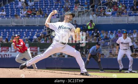 21 avril 2019 - Miami, FL, USA - le lanceur Miami Marlins Trevor Richards (36) lance la balle lors de la première manche contre les Nationals de Washington le dimanche 21 avril 2019 au Marlins Park à Miami, Floride. Les nationaux battent les Marlins 5-0. (Crédit image : © TNS via ZUMA Wire) Banque D'Images