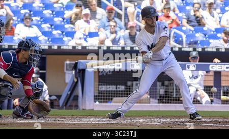 21 avril 2019 - Miami, FL, États-Unis - le lanceur des Marlins de Miami Trevor Richards bat le ballon lors de la troisième manche contre les Nationals de Washington le dimanche 21 avril 2019 au Marlins Park à Miami, Floride. Les nationaux battent les Marlins 5-0. (Crédit image : © TNS via ZUMA Wire) Banque D'Images