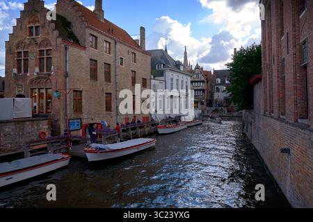 Bruges, Belgique – 12 septembre 2024 - Tourist Tourist Tourboats sur le canal vert de Groenerei. La vue sur le canal vert Groenerei depuis le Blinde-Ezelbrug Banque D'Images