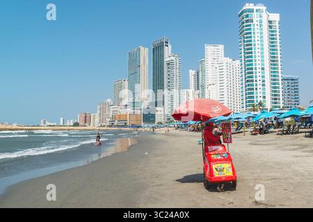 Vendeur de crème glacée sur la plage de Playa de Bocagrande à Cartagena, Colombie Banque D'Images