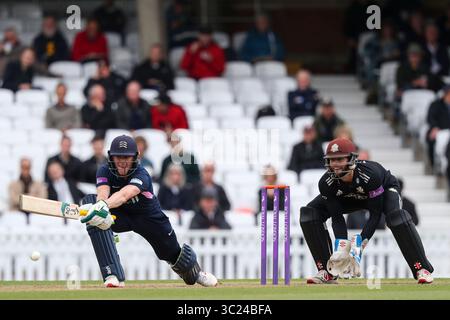 LONDRES, ANGLETERRE. 25 AVRIL 2019 : Nick Gubbins du Middlesex joue un tir alors que le gardien de guichets Ben Foakes du Surrey regarde pendant le match Surrey v Middlesex, Royal London One Day Cup au Kia Oval. Crédit : Mitchell Gunn/ESPA-images(crédit image : &copy ; ESPA photo Agency/CSM via ZUMA Wire) Banque D'Images