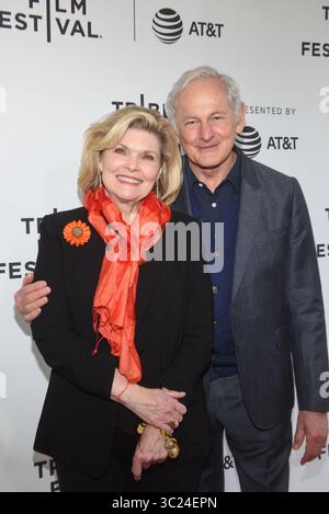 25 avril 2019 - New York, NY, USA - NEW YORK, NEW YORK - AVRIL 25 : Debra Monk et Victor Garber assistent à la projection de ''Standing Up, Falling Down'' au Festival du film de Tribeca 2019 au SVA Theater le 25 avril 2019 à New York. Photo : Jeremy Smith/imageSPACE (crédit image : © Imagespace via ZUMA Wire) Banque D'Images