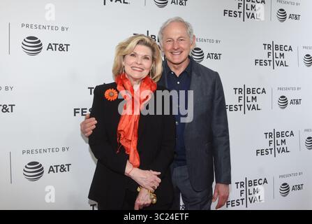 25 avril 2019 - New York, NY, USA - NEW YORK, NEW YORK - AVRIL 25 : Debra Monk et Victor Garber assistent à la projection de ''Standing Up, Falling Down'' au Festival du film de Tribeca 2019 au SVA Theater le 25 avril 2019 à New York. Photo : Jeremy Smith/imageSPACE (crédit image : © Imagespace via ZUMA Wire) Banque D'Images