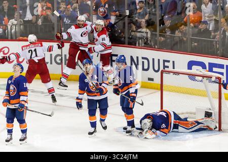 26 avril 2019 : Hurricanes célèbrent le but gagné par Jordan Staal (11 ans), le centre des Hurricanes de Caroline du Nord, lors du match éliminatoire du deuxième tour des New York Islanders dans la LNH au Barclays Center à Brooklyn, NYL. Carolina a battu les Islanders en OT 1-0. John Crouch/CSM(image de crédit : &copy ; John Crouch/Cal Sport Media/CSM via ZUMA Wire) Banque D'Images