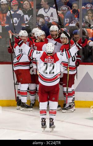 26 avril 2019 : Hurricanes célèbrent le but gagné par Jordan Staal (11 ans), le centre des Hurricanes de Caroline du Nord, lors du match éliminatoire du deuxième tour des New York Islanders dans la LNH au Barclays Center à Brooklyn, NYL. Carolina a battu les Islanders en OT 1-0. John Crouch/CSM(image de crédit : &copy ; John Crouch/Cal Sport Media/CSM via ZUMA Wire) Banque D'Images