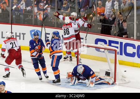 26 avril 2019 : Hurricanes célèbrent le but gagné par Jordan Staal (11 ans), le centre des Hurricanes de Caroline du Nord, lors du match éliminatoire du deuxième tour des New York Islanders dans la LNH au Barclays Center à Brooklyn, NYL. Carolina a battu les Islanders en OT 1-0. John Crouch/CSM(image de crédit : &copy ; John Crouch/Cal Sport Media/CSM via ZUMA Wire) Banque D'Images
