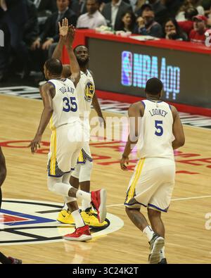 26 avril 2019 Los Angeles, CA..L'attaquant des Golden State Warriors Kevin durant #35 High Five L'attaquant des Golden State Warriors Draymond Green #23 lors du sixième match de la série Playoffs Golden State Warriors vs Los Angeles Clippers au Staples Center le 26 avril 2019. (Photo de Jevone Moore)(image de crédit : &copy ; Jevone Moore / Cal Sport Media / CSM via ZUMA Wire) Banque D'Images