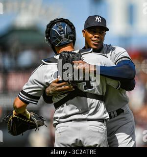 27 avril 2019 : le lanceur de secours des New York Yankees Aroldis Chapman (54 ans) célèbre la victoire avec le receveur des New York Yankees Gary Sanchez (24 ans) lors du match MLB entre les New York Yankees et les San Francisco Giants à Oracle Park à San Francisco, en Californie. Chris Brown/CSM(image de crédit : &copy ; Chris Brown/CSM via ZUMA Wire) Banque D'Images