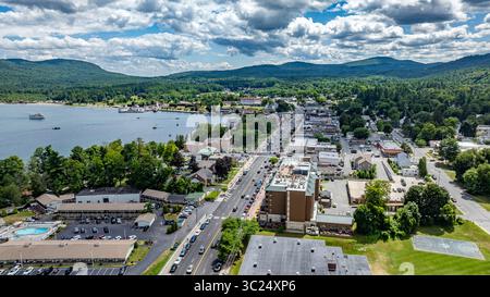 21 juillet 2025 - Lake George, NY, États-Unis. Image aérienne d'été ensoleillée après-midi de l'extrémité sud du lac George et de la rue Canada, Lake George, NY, États-Unis. Banque D'Images