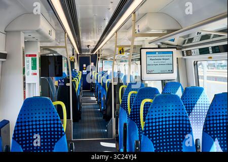 Intérieur d'un wagon de train moderne exploité par Northern Rail Banque D'Images