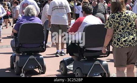 29 avril 2019 - Orlando, FL, États-Unis - deux utilisateurs de scooters se déplacent à travers Epcot pendant le Festival des fleurs et des jardins. (Crédit image : © TNS via ZUMA Wire) Banque D'Images